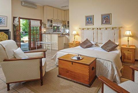 A Large de lux suite at Cosmos cuisine Guesthouse in Addo, Eastern Cape